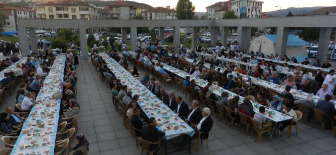 Vali Dirim, halkla birlikte oruç açtı