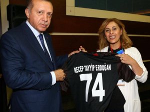 Kurtkaya, Cumhurbaşkanı Erdoğan’a74 numaralı formayı hediye etti