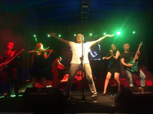 Ünlü rock şarkıcısı Haluk Levent, Barış Akarsu için ücretsiz konser verdi