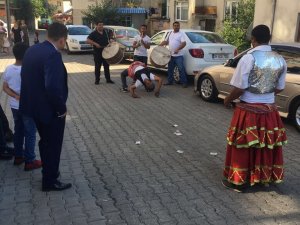 Su bardağının altındaki parayı tereyağından kıl çeker gibi aldı