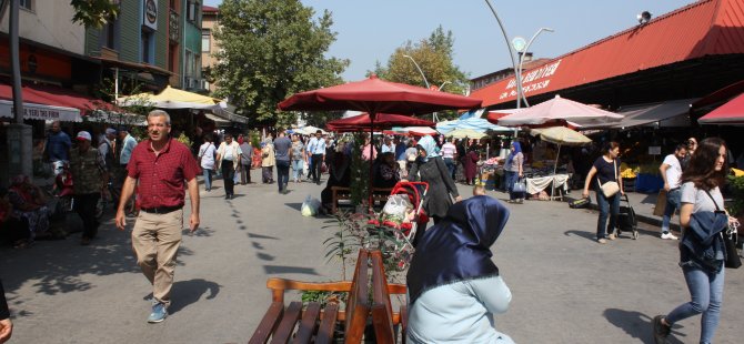 Vatandaşlar pazaryerinin araç trafiğine kapatılmasından memnun