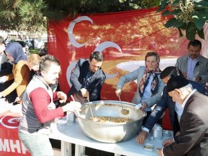 MHP Kozcağız teşkilatı 3 bin kap aşure dağıttı