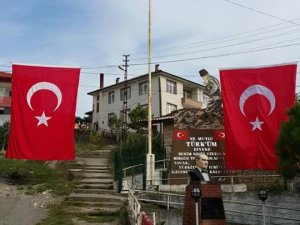 Köyü Türk bayraklarıyla süslediler