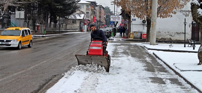 Belediye işçilerinden kar kürümeye çözüm