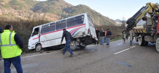 Bartın'da Otomobil İşçi Servisine Çarptı: 16 Yaralı