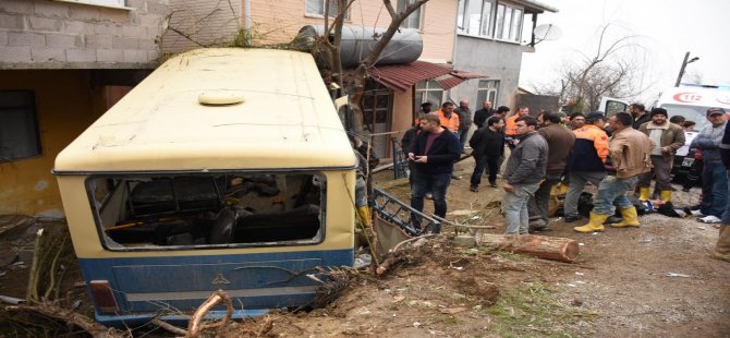 Bartın'da Minibüs Evin Duvarına Çarptı: 17 Yaralı