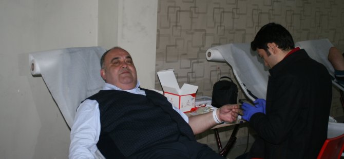 AK Parti’den Mehmetçiğe kan bağışı