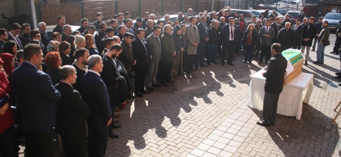 Hayatını kaybeden avukat için meslektaşları adliye önünde tören düzenledi