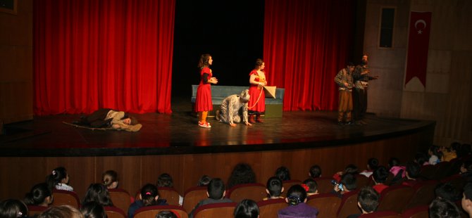 Bolu Şehir Tiyatrosu Sihirli Eşek oyununu şehit aileleri ve gaziler için oynuyor