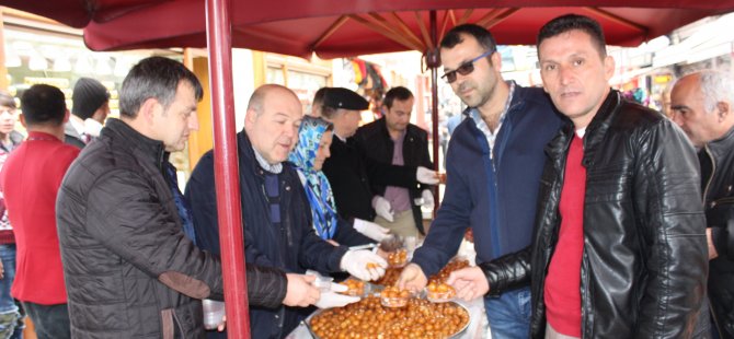 Belediye lokma tatlısı dağıttı