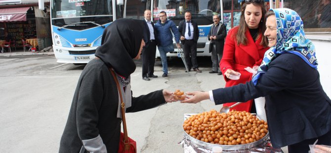 MHP Kadın Kolları lokma tatlısı dağıttı