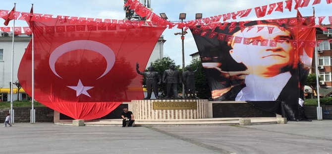 Türk bayrağı ve Atatürk posterinin yere değmesine tepki gösterdiler