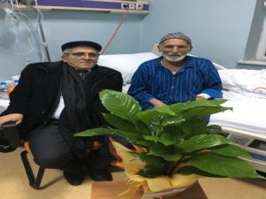 Altunok, şehit babasını hastanede ziyaret etti
