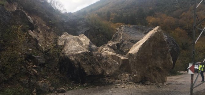 40 tonluk kaya yola düştü