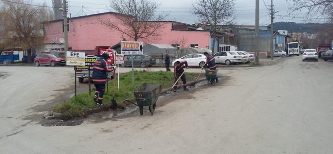 Sanayi Sitesinde yabani ot temizleme çalışması yapıldı