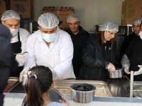 Vali Arslan depremzedelere yemek ikramında bulundu
