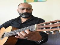 Müzisyen Polisin Günü Telsiz Ve Gitarla Geçiyor